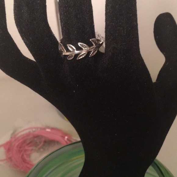 Sterling Silver Laurel Wreath Ring - Picture 4 of 7